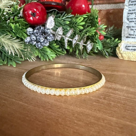 Vintage 1984 Elegant Pearl Bangle Bracelet - Picture 4 of 9